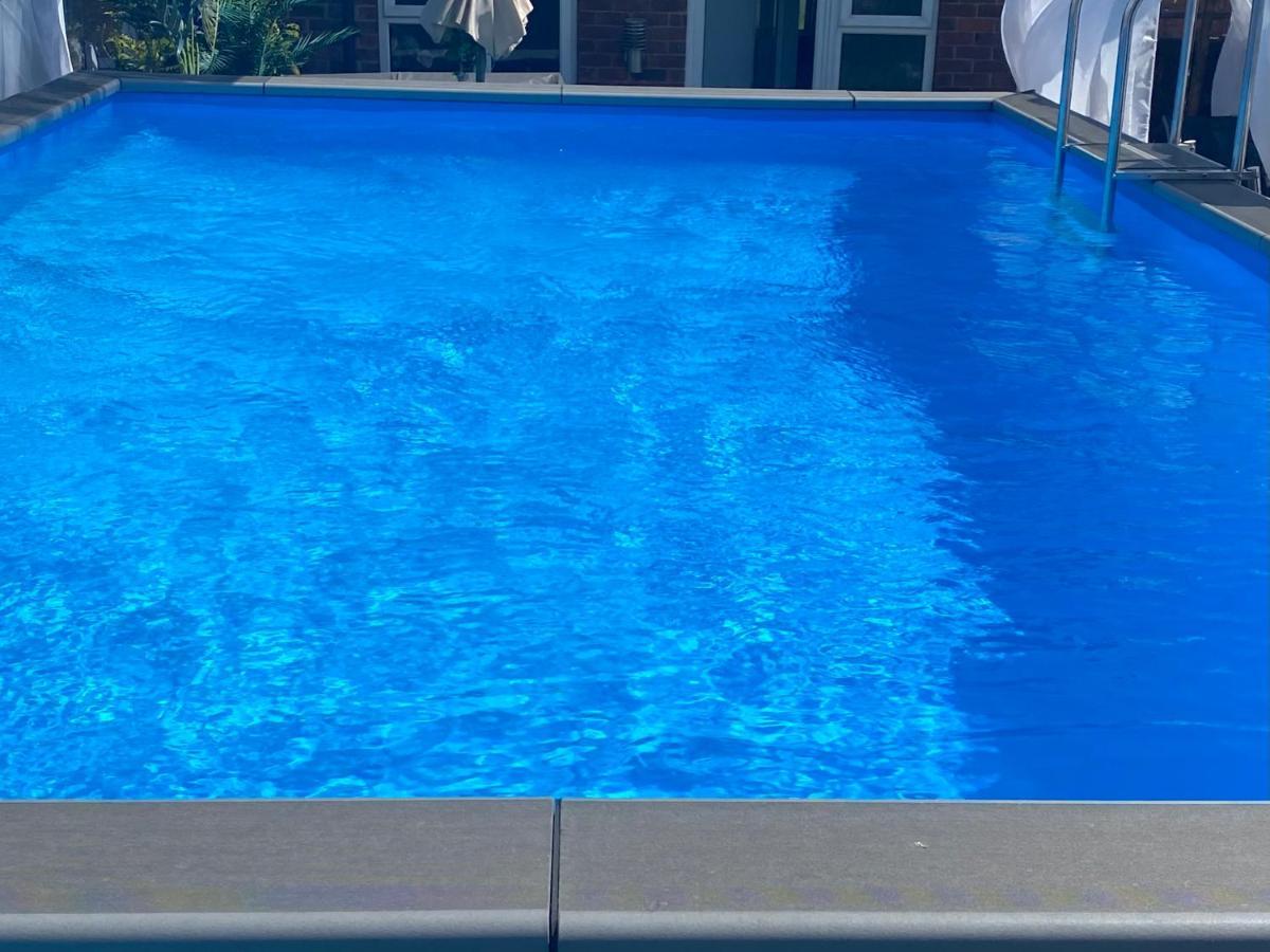 Mini Love Island Style Guest House Includes Personal Hot 24 Hour Swimming Pool, Outdoor Bathtub, Heated Dining Dome And Fire Pit, All This Is Secretly Located In The Busy Suburbs Of Nottingham Dış mekan fotoğraf