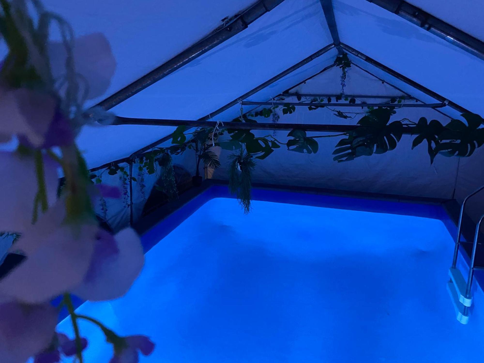 Mini Love Island Style Guest House Includes Personal Hot 24 Hour Swimming Pool, Outdoor Bathtub, Heated Dining Dome And Fire Pit, All This Is Secretly Located In The Busy Suburbs Of Nottingham Dış mekan fotoğraf