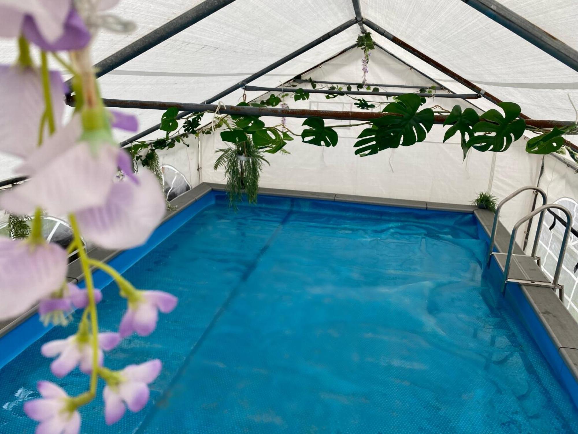 Mini Love Island Style Guest House Includes Personal Hot 24 Hour Swimming Pool, Outdoor Bathtub, Heated Dining Dome And Fire Pit, All This Is Secretly Located In The Busy Suburbs Of Nottingham Dış mekan fotoğraf