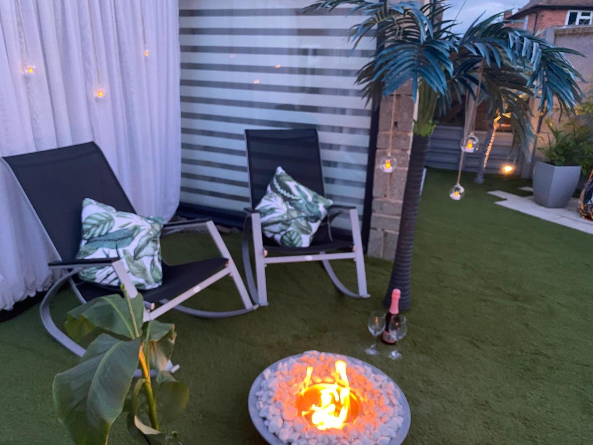 Mini Love Island Style Guest House Includes Personal Hot 24 Hour Swimming Pool, Outdoor Bathtub, Heated Dining Dome And Fire Pit, All This Is Secretly Located In The Busy Suburbs Of Nottingham Dış mekan fotoğraf