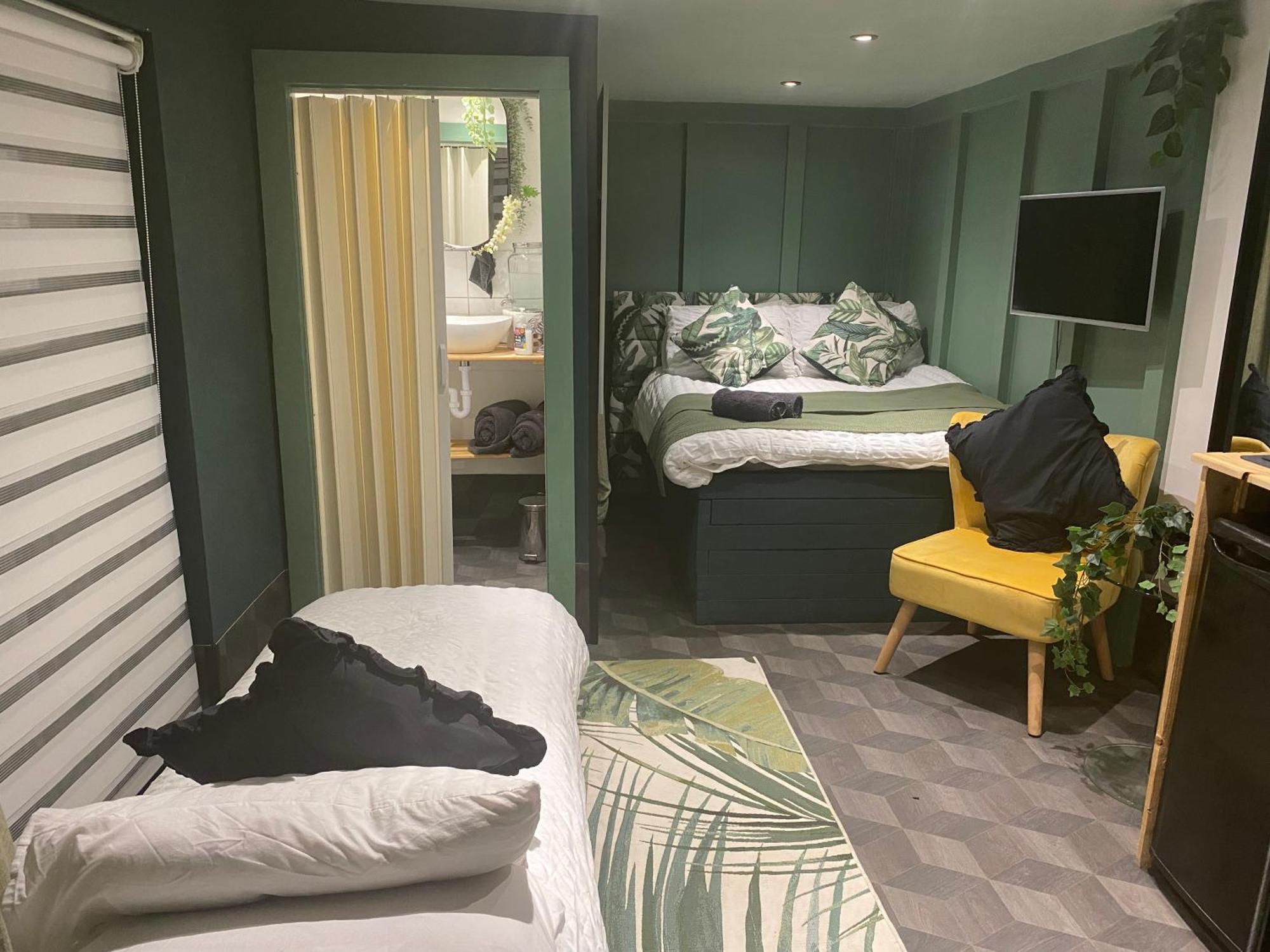 Mini Love Island Style Guest House Includes Personal Hot 24 Hour Swimming Pool, Outdoor Bathtub, Heated Dining Dome And Fire Pit, All This Is Secretly Located In The Busy Suburbs Of Nottingham Dış mekan fotoğraf