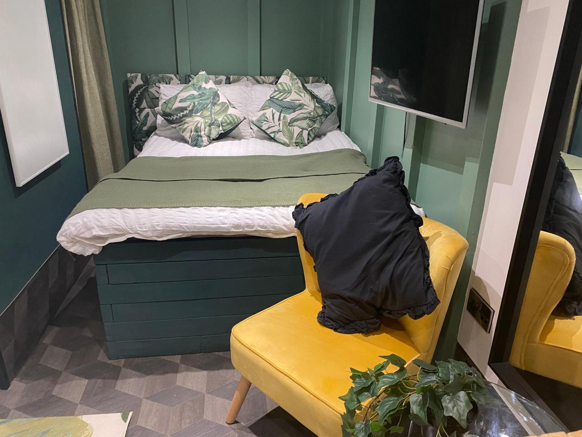 Mini Love Island Style Guest House Includes Personal Hot 24 Hour Swimming Pool, Outdoor Bathtub, Heated Dining Dome And Fire Pit, All This Is Secretly Located In The Busy Suburbs Of Nottingham Dış mekan fotoğraf