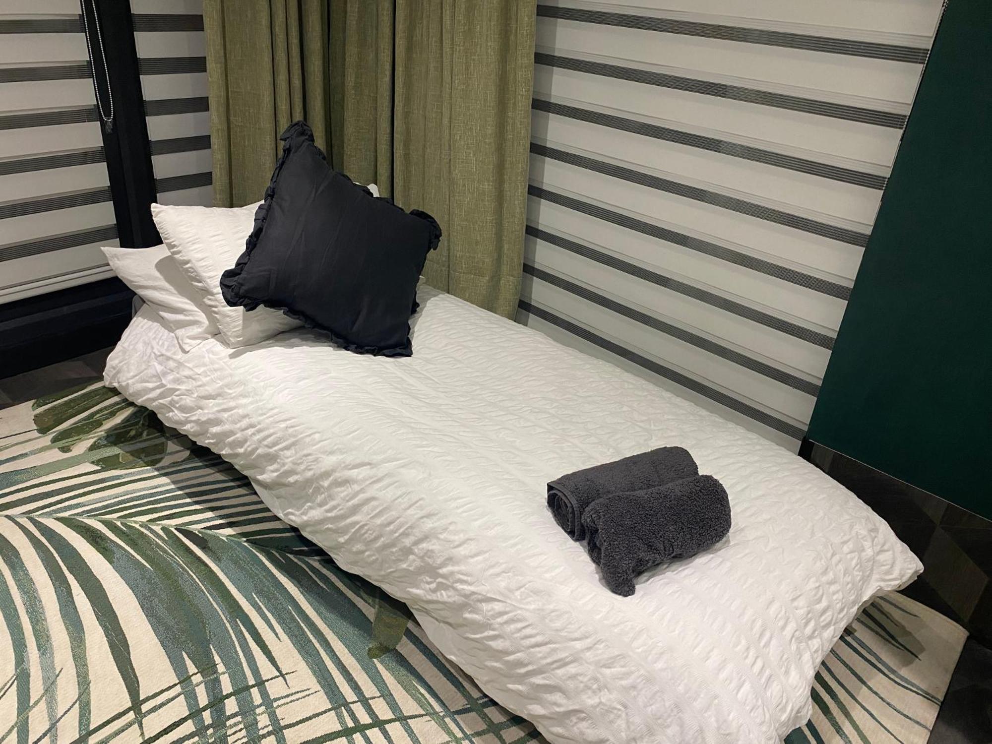 Mini Love Island Style Guest House Includes Personal Hot 24 Hour Swimming Pool, Outdoor Bathtub, Heated Dining Dome And Fire Pit, All This Is Secretly Located In The Busy Suburbs Of Nottingham Dış mekan fotoğraf
