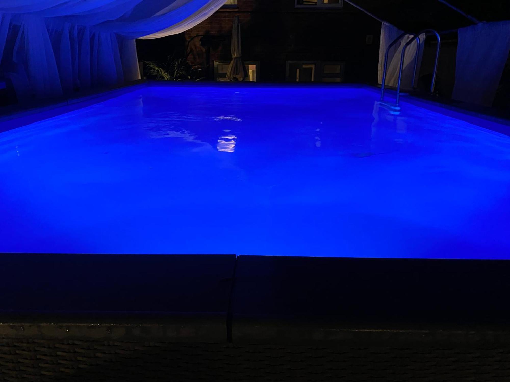 Mini Love Island Style Guest House Includes Personal Hot 24 Hour Swimming Pool, Outdoor Bathtub, Heated Dining Dome And Fire Pit, All This Is Secretly Located In The Busy Suburbs Of Nottingham Dış mekan fotoğraf