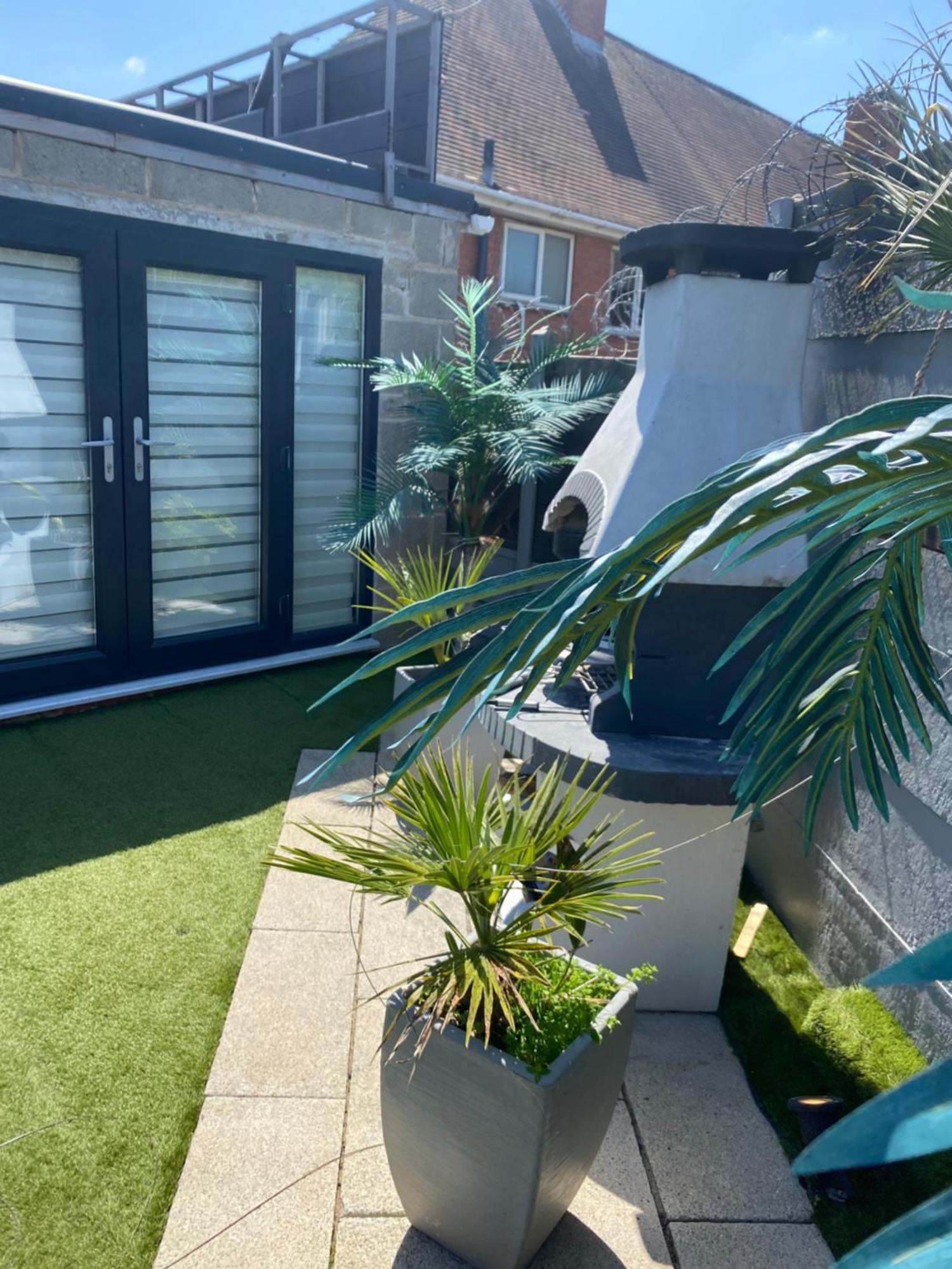 Mini Love Island Style Guest House Includes Personal Hot 24 Hour Swimming Pool, Outdoor Bathtub, Heated Dining Dome And Fire Pit, All This Is Secretly Located In The Busy Suburbs Of Nottingham Dış mekan fotoğraf